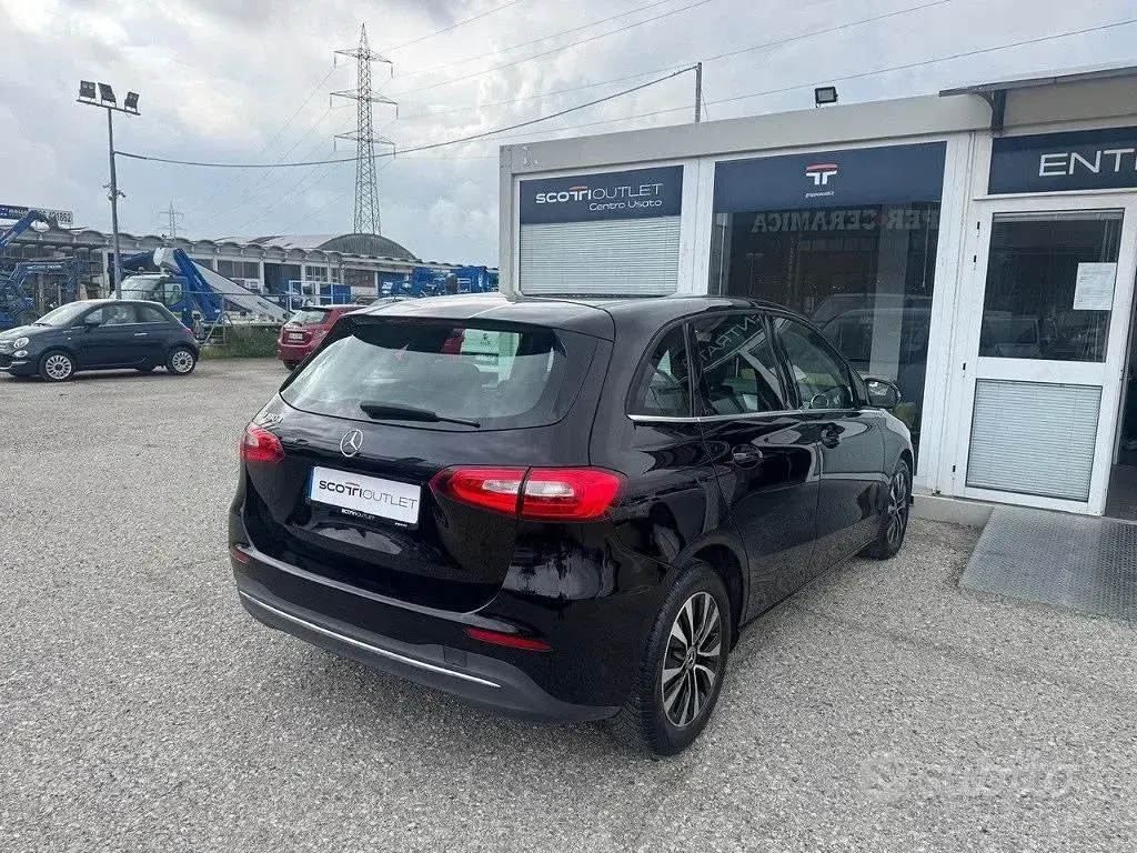 Usata Mercedes B180 Premium 116 CV (85 kW) 2022 Nero Utilitaria