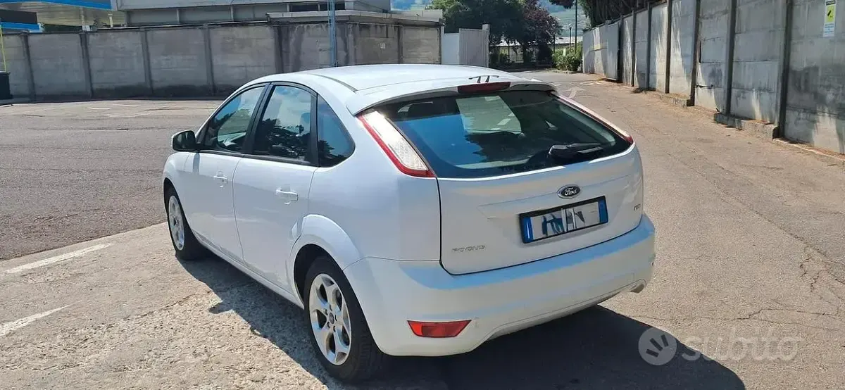 Usata Ford Focus 109 CV (80 kW) 2011 Bianco Berlina