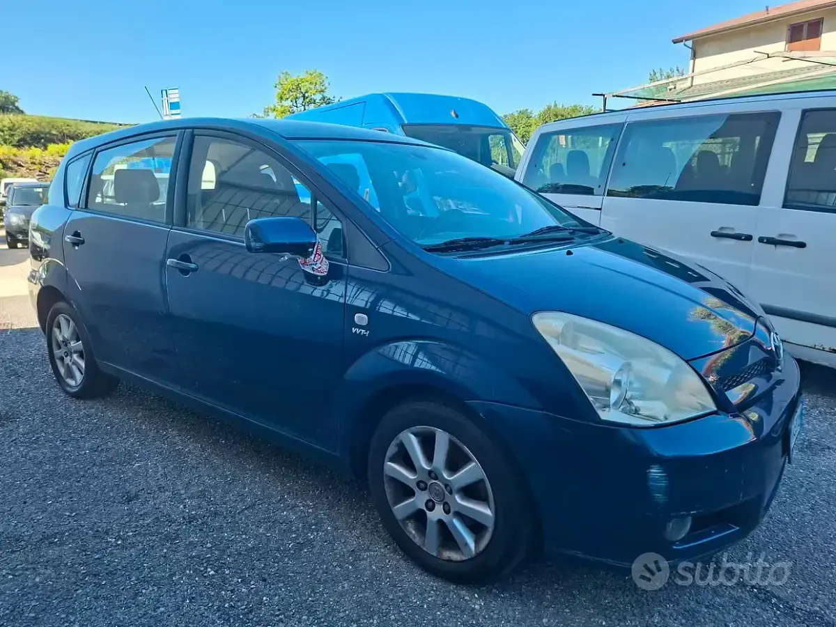 Usata Toyota Corolla Verso 129 CV (94 kW) 2005 Blu/azzurro Monovolume