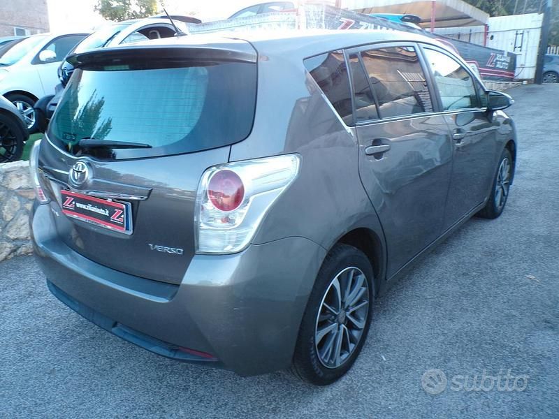 Usata Toyota Verso 111 CV (81 kW) 2016 Grigio Monovolume