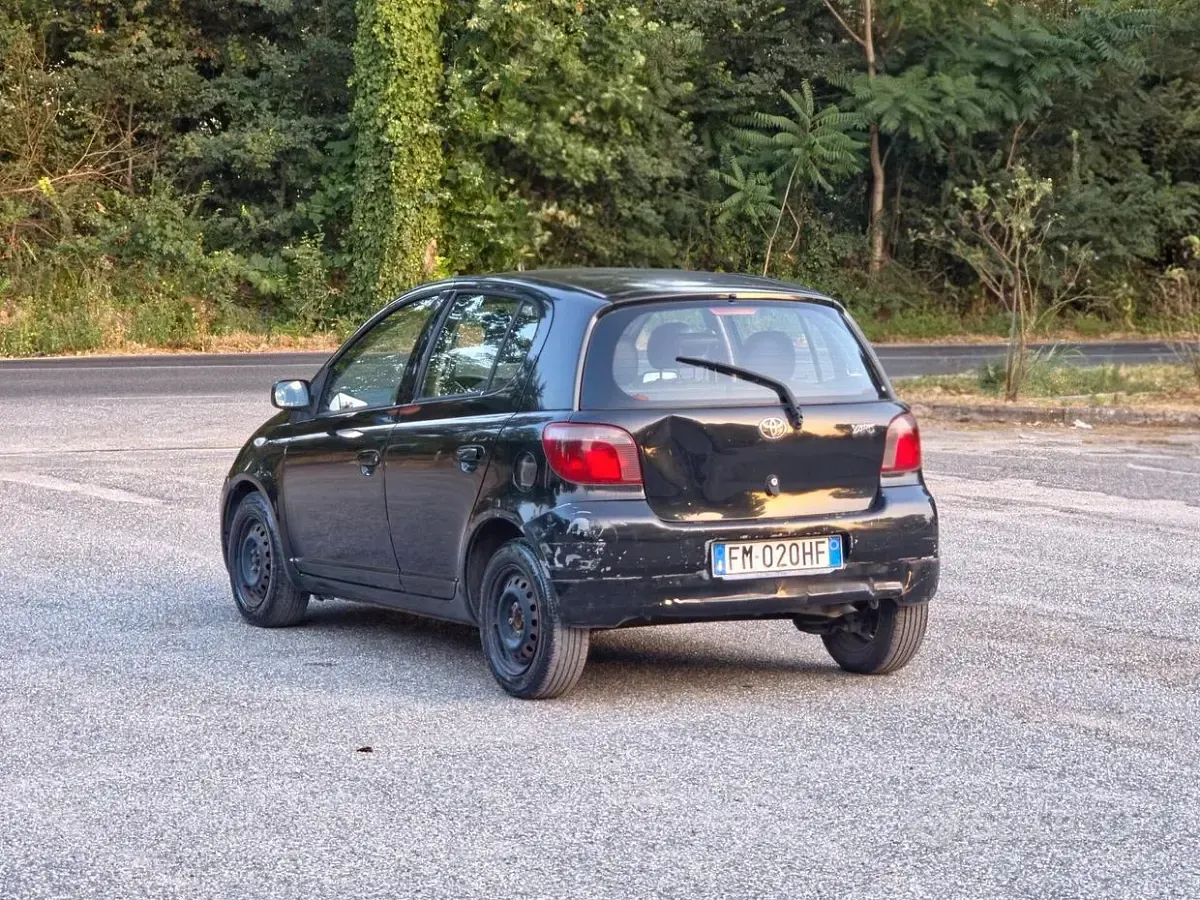 Usata Toyota Yaris Sol 65 CV (47 kW) 2004 Nero Berlina