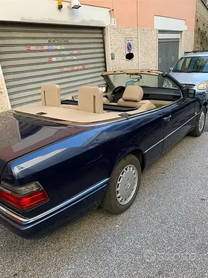 Usata Mercedes E200 136 CV (100 kW) 1995 Bluazzurro Cabrio