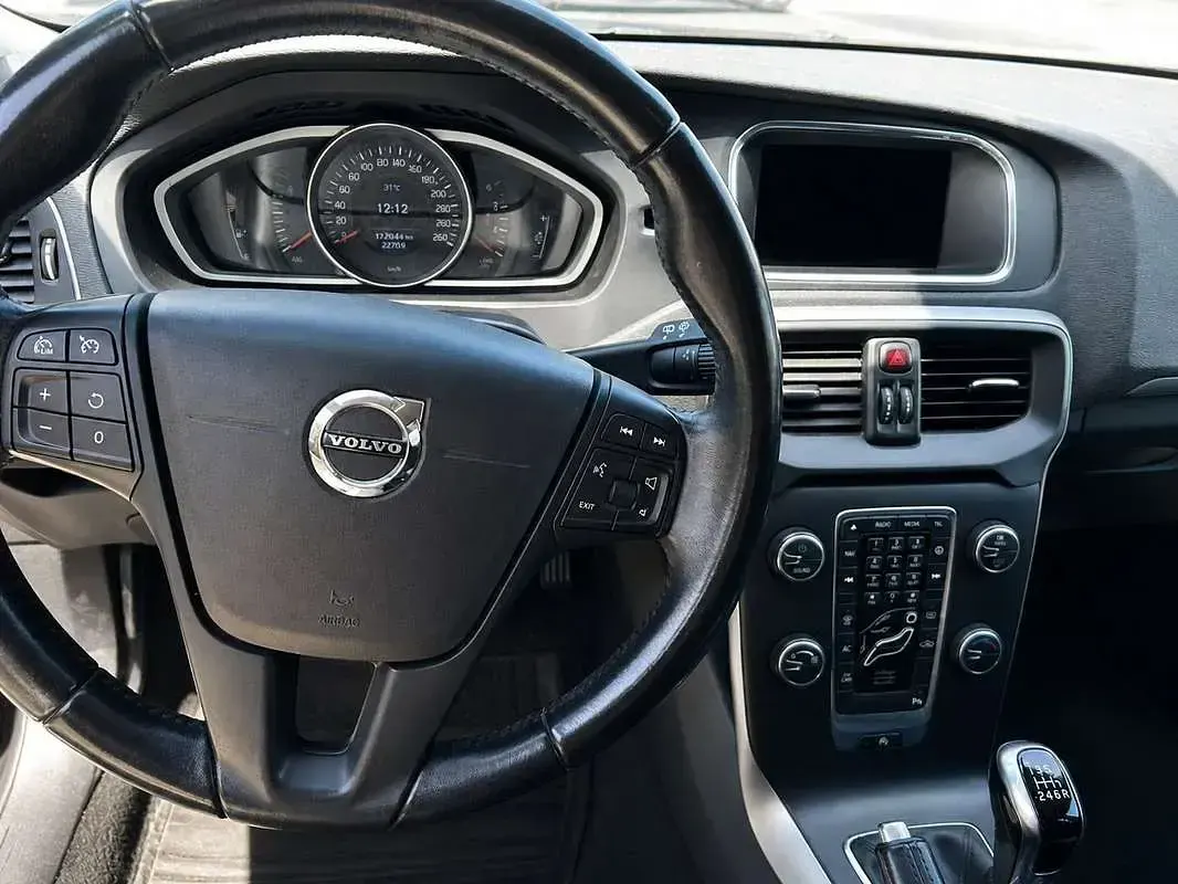 Usata Volvo V40 Inscription 120 CV (88 kW) 2016 Nero Berlina