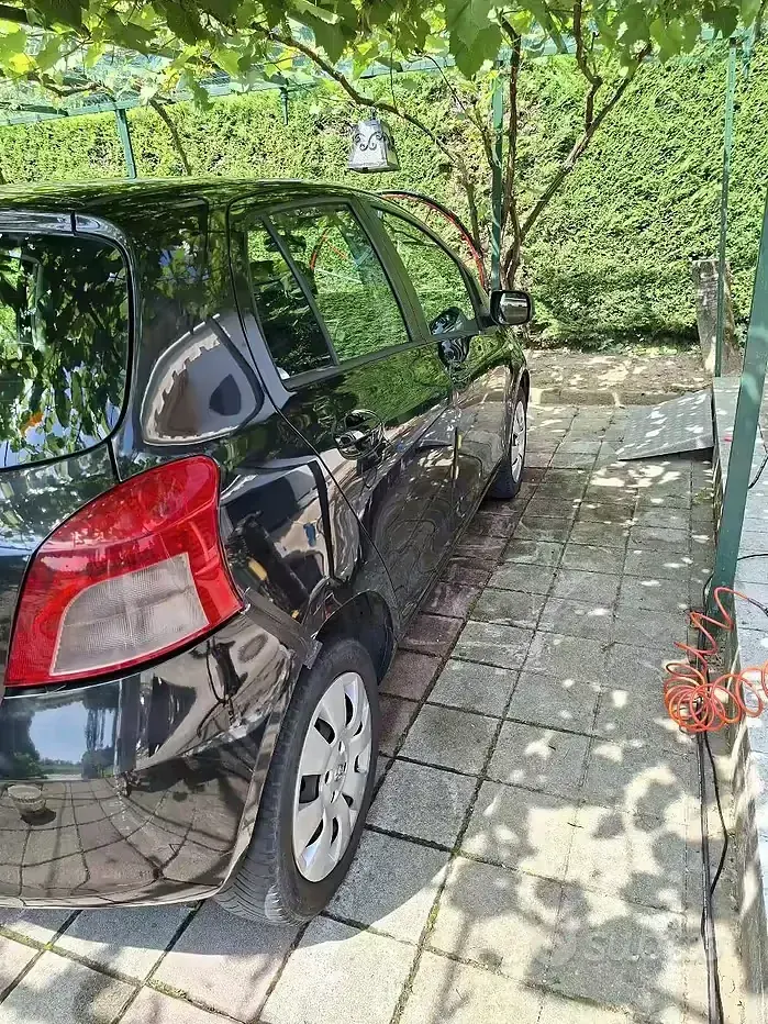 Usata Toyota Yaris 69 CV (50 kW) 2007 Nero Utilitaria