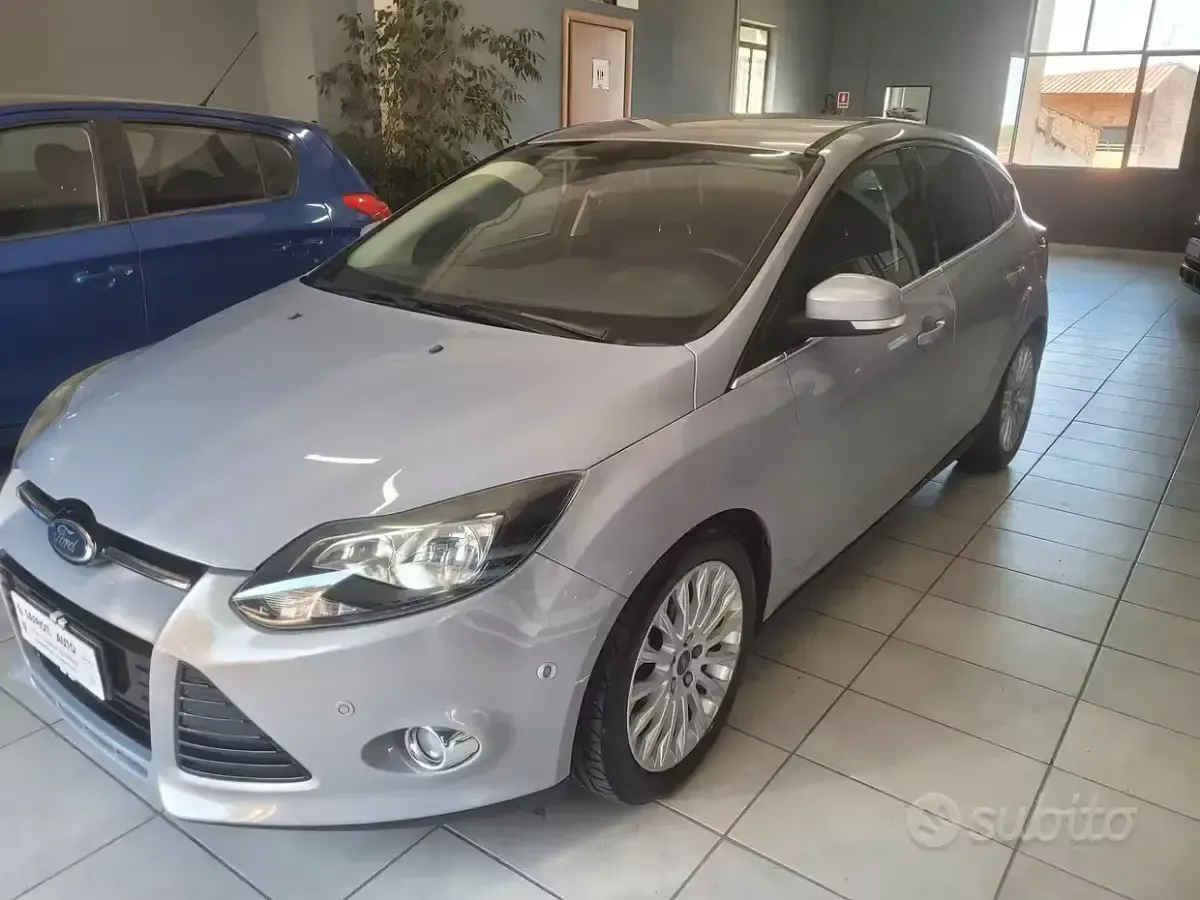 Usata Ford Focus Titanium 115 CV (84 kW) 2011 Grigio Berlina