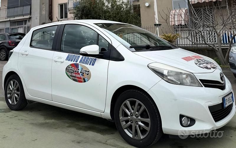Usata Toyota Yaris 70 CV (51 kW) 2014 Bianco Utilitaria