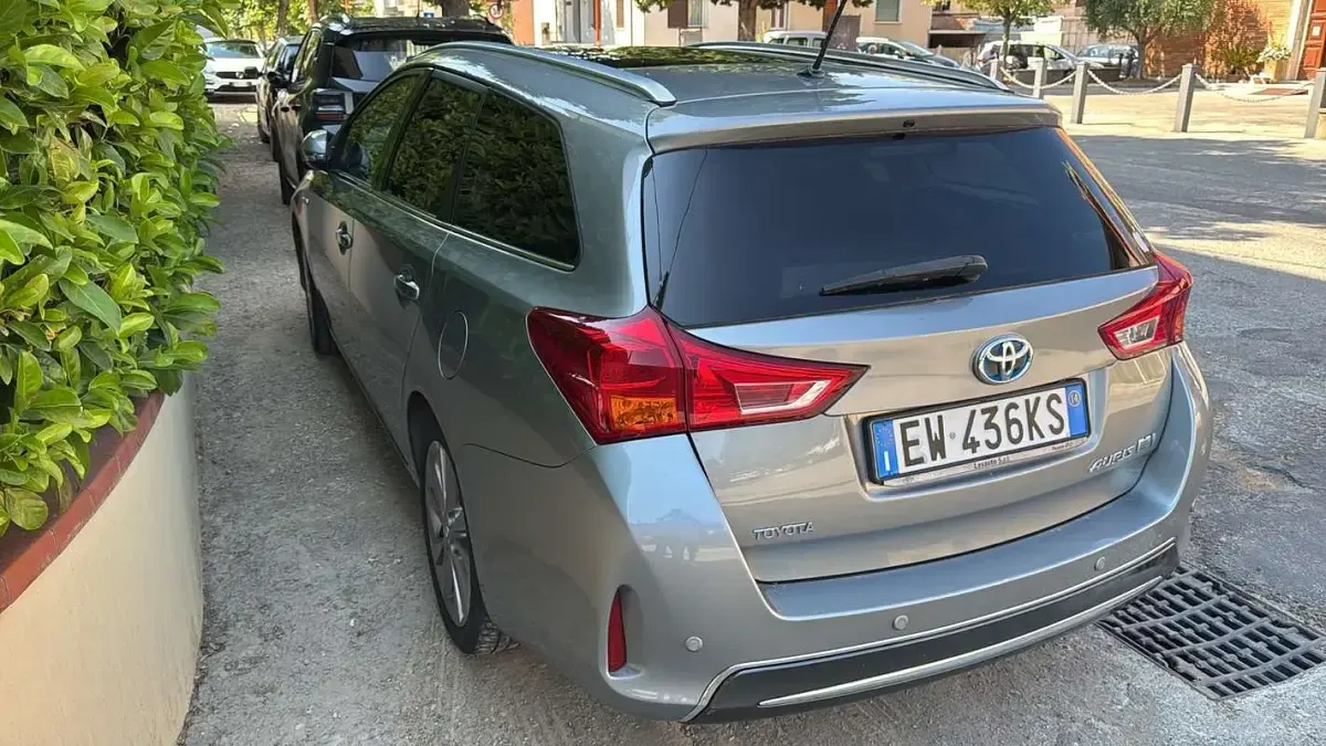 Usata Toyota Auris Hybrid Lounge 99 CV (72 kW) 2014 Grigio Station wagon