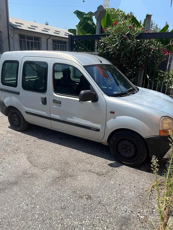 Usata Renault Kangoo 64 CV (47 kW) 2002 Grigio Monovolume