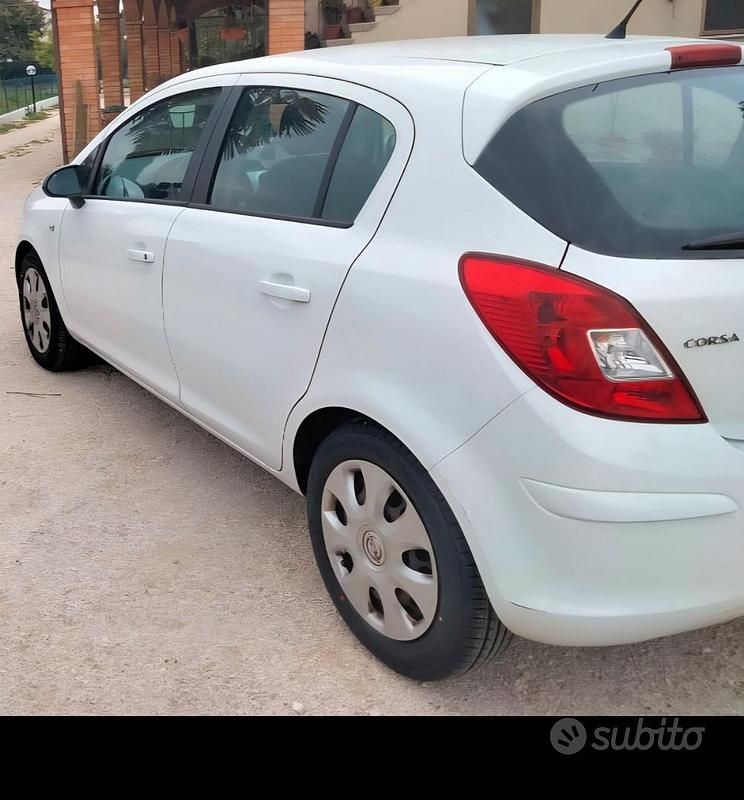 Usata Opel Corsa 90 CV (66 kW) 2011 Bianco Berlina