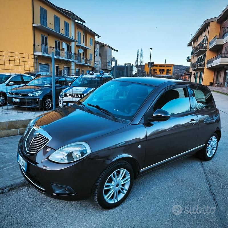 Usata Lancia Ypsilon 69 CV (50 kW) 2012 Marrone Utilitaria