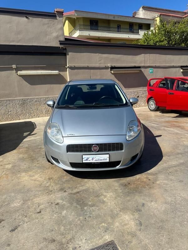 Usata Fiat Grande Punto Dynamic 65 CV (47 kW) 2008 Grigio metallizzato Utilitaria