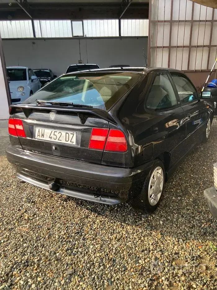 Usata Lancia Delta 103 CV (75 kW) 1998 Nero Utilitaria