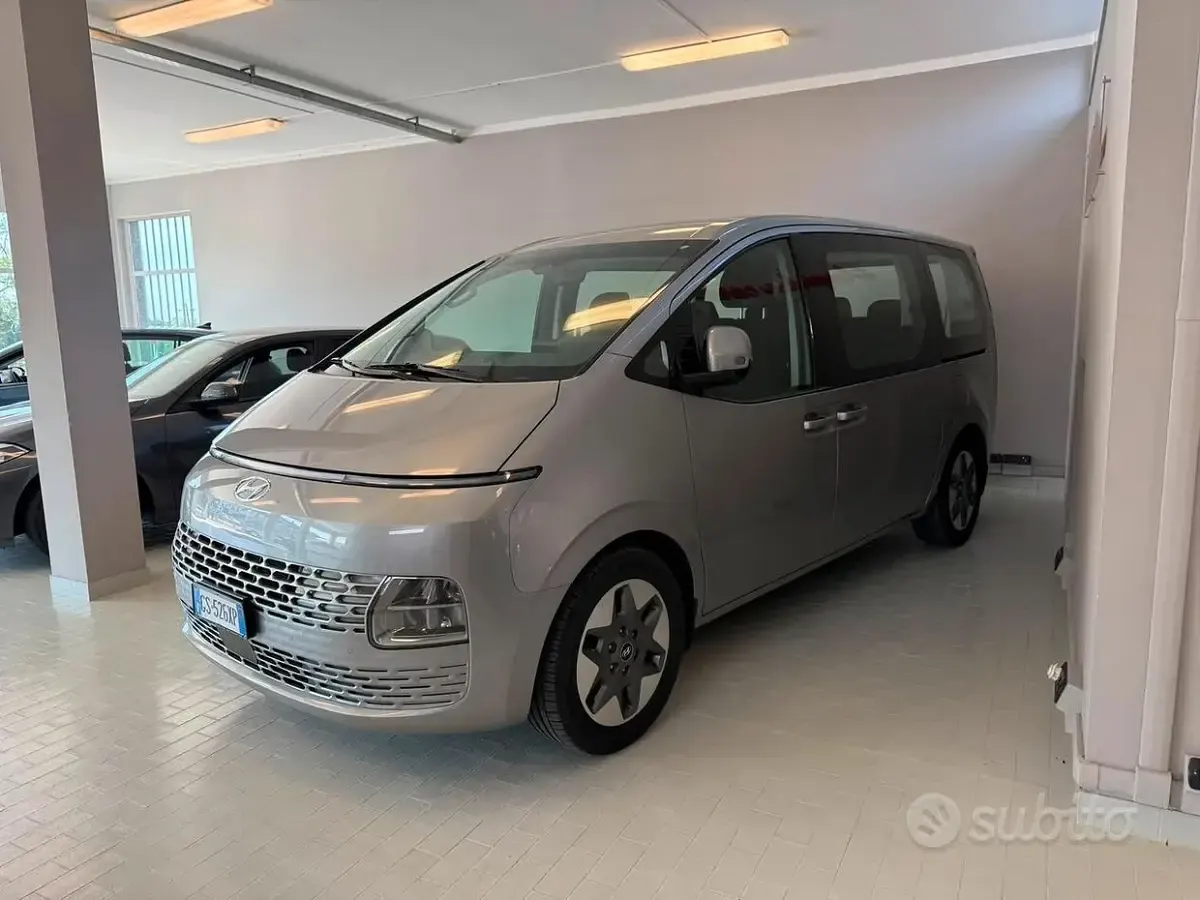 Usata Hyundai Staria 177 CV (130 kW) 2024 Argento Monovolume