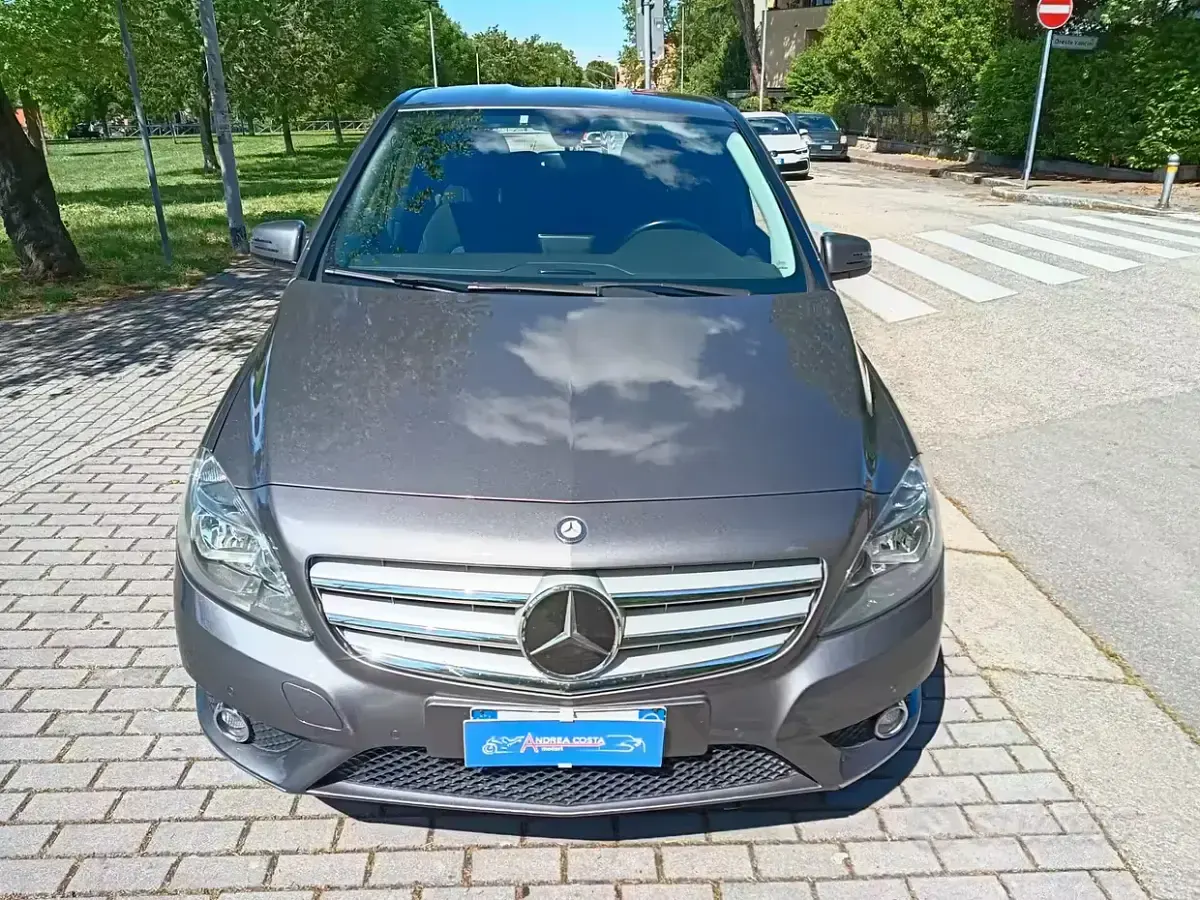 Usata Mercedes B180 Executive 109 CV (80 kW) 2013 Grigio Utilitaria