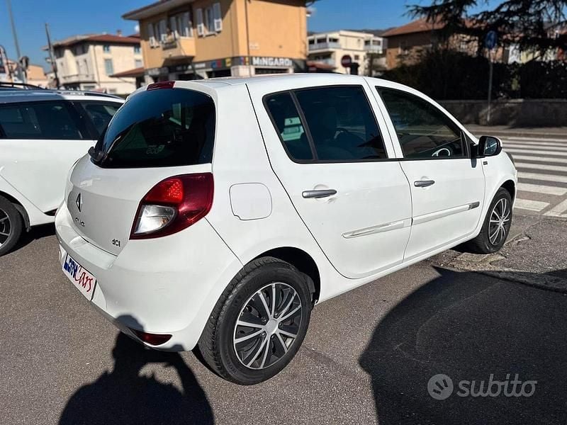 Usata Renault Clio II Dynamique 75 CV (55 kW) 2011 Bianco Berlina