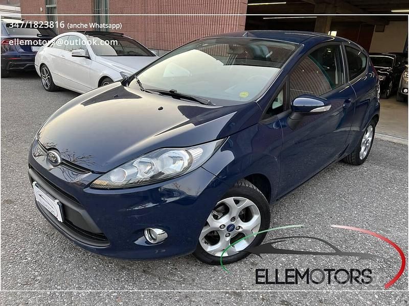 Blu metallizzato Usata 2012 Ford Fiesta Titanium Tre volumi | 5999 € (Buon prezzo) - Immagine 1/4