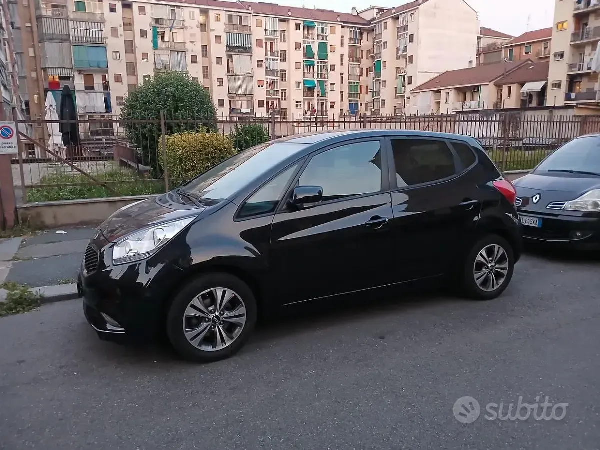 Usata Kia Venga 90 CV (66 kW) 2016 Nero Utilitaria