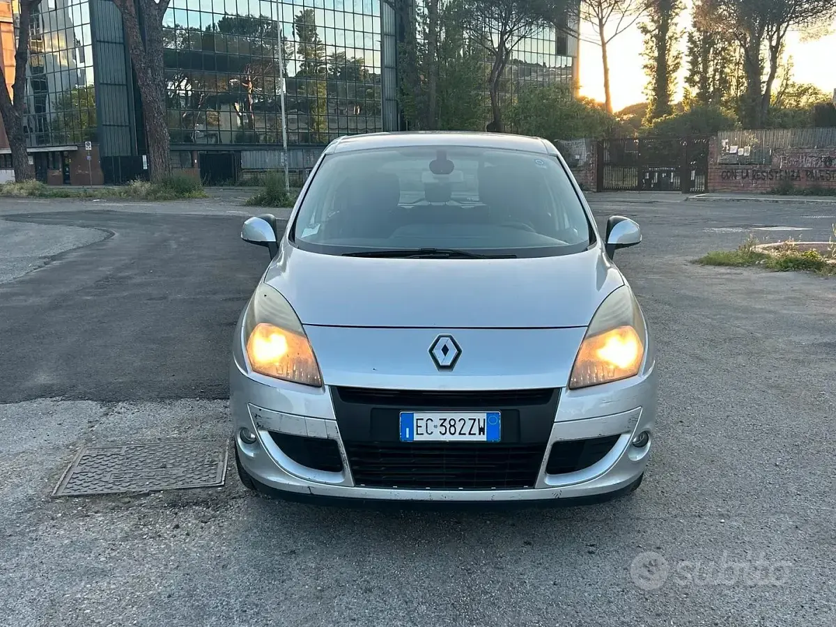 Käytetty Renault Scénic 110 HP (80 kW) 2010 Harmaa Tila-auto