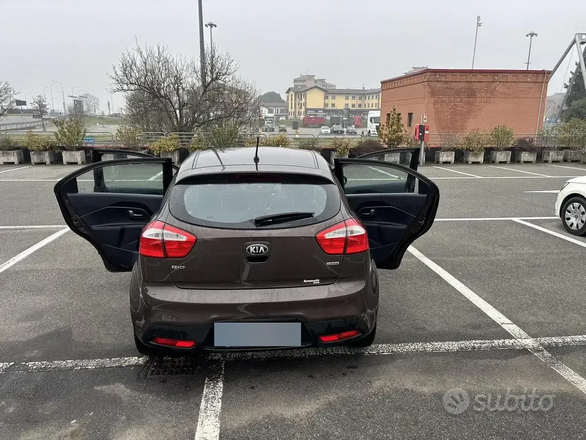 Usata Kia Rio 75 CV (55 kW) 2013 Marrone Berlina