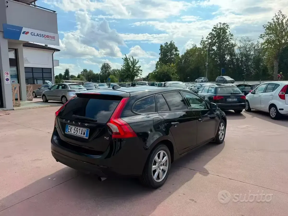 Usata Volvo V60 Summum 180 CV (132 kW) 2011 Nero Station wagon