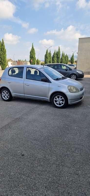 Usata Toyota Yaris Sol 68 CV (50 kW) 2000 Grigio Berlina