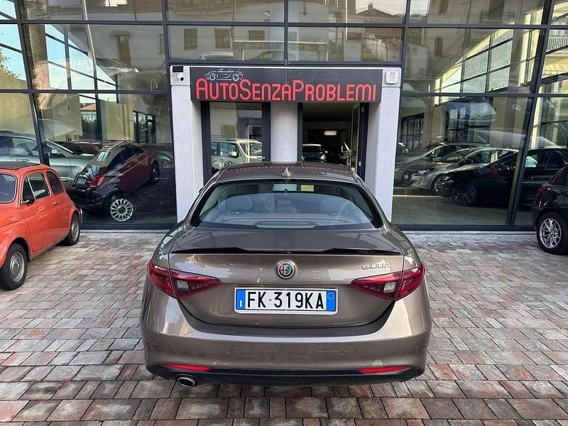 Usata Alfa Romeo Giulia 150 CV (110 kW) 2017 Beige Berlina