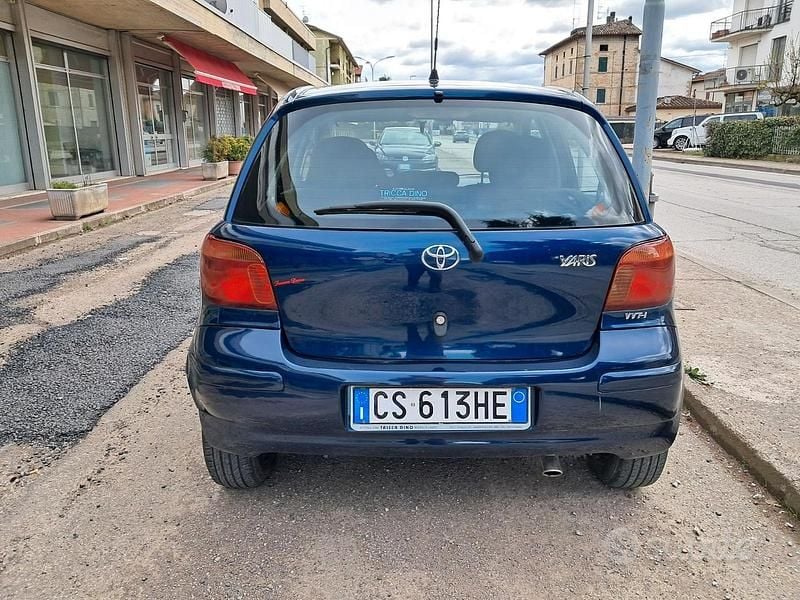 Usata Toyota Yaris 65 CV (47 kW) 2004 Blu Berlina