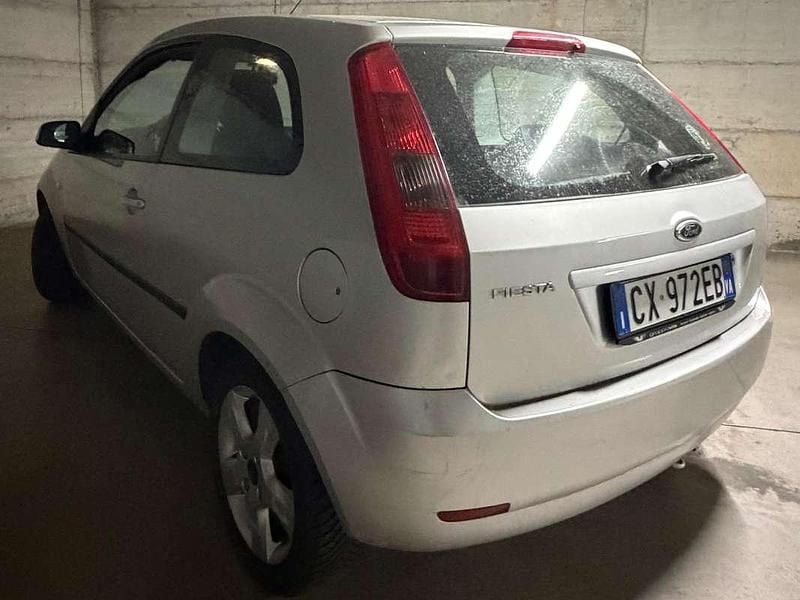 Usata Ford Fiesta 75 CV (55 kW) 2005 Grigio Utilitaria