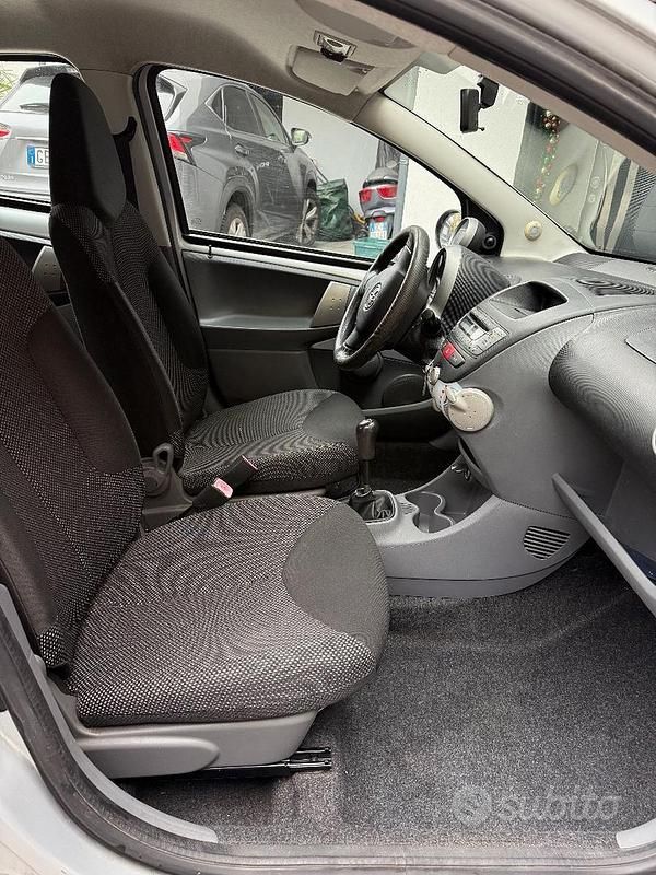 Usata Toyota Aygo 68 CV (50 kW) 2010 Grigio Utilitaria