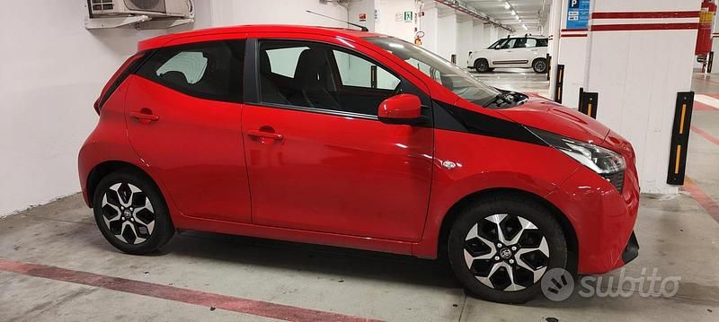 Usata Toyota Aygo 72 CV (52 kW) 2019 Rosso Utilitaria