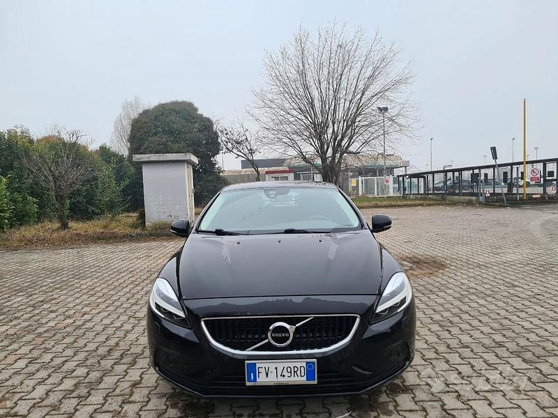 Usata Volvo V40 Plus 120 CV (88 kW) 2019 Nero Berlina