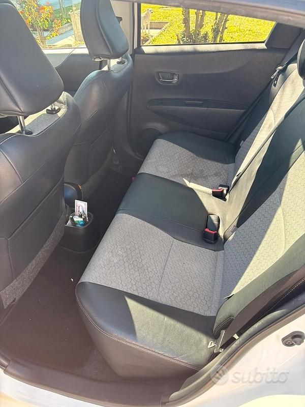Second-hand Toyota Yaris 90 CP (66 kW) 2012 Alb Hatchback