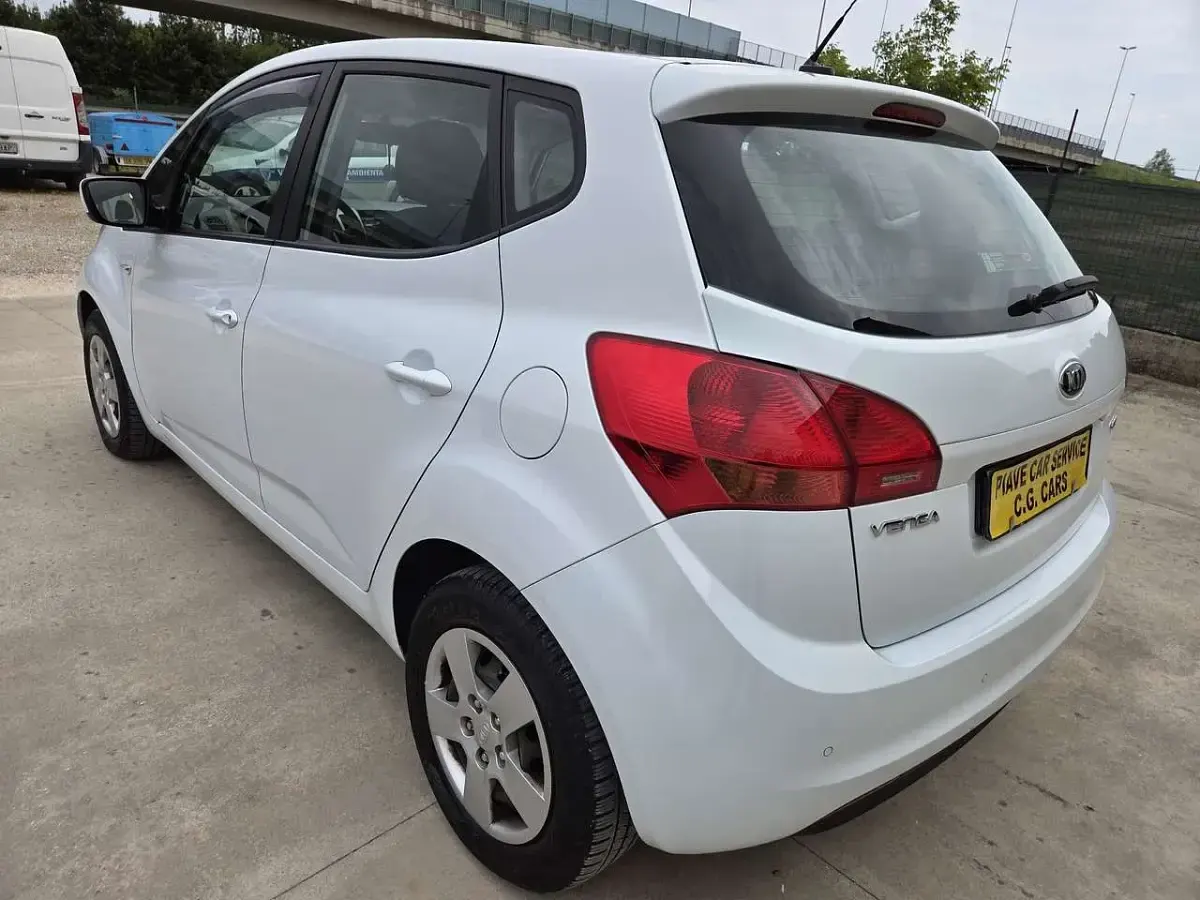 Usata Kia Venga Active 90 CV (66 kW) 2013 Bianco Utilitaria