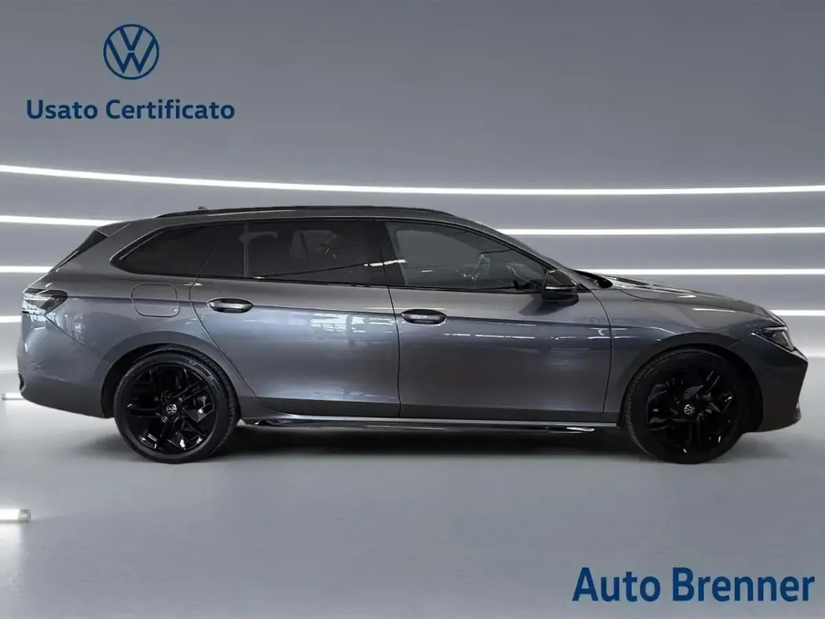 Usata VW Passat R-line 150 CV (110 kW) 2024 Diabasgrau metallic Station wagon