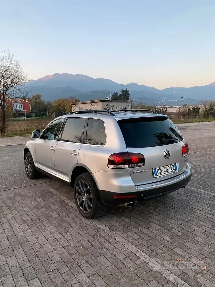 Usata VW Touareg 240 CV (176 kW) 2008 Grigio SUV