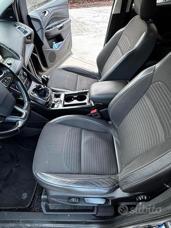 Usado Ford Kuga 120 CV (88 kW) 2018 Gris SUV