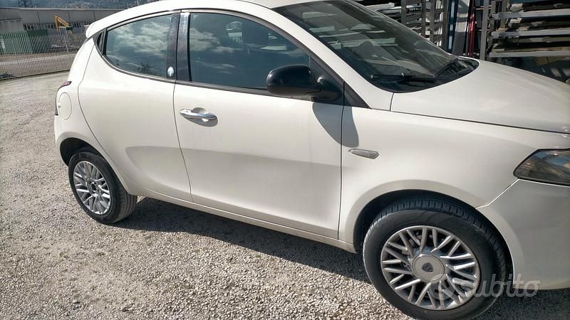 Usata Lancia Ypsilon 80 CV (58 kW) 2013 Bianco Utilitaria
