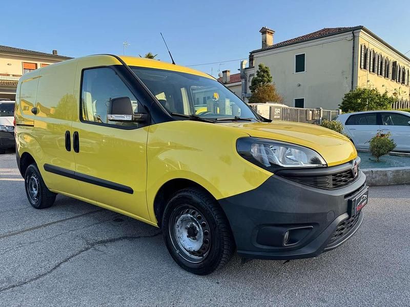 Usado Fiat Doblò 95 HP (69 kW) 2019 Amarelo Monovolume