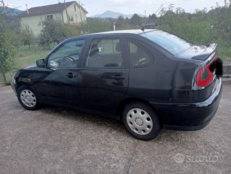 Usata Seat Cordoba 60 CV (44 kW) 1997 Nero Berlina