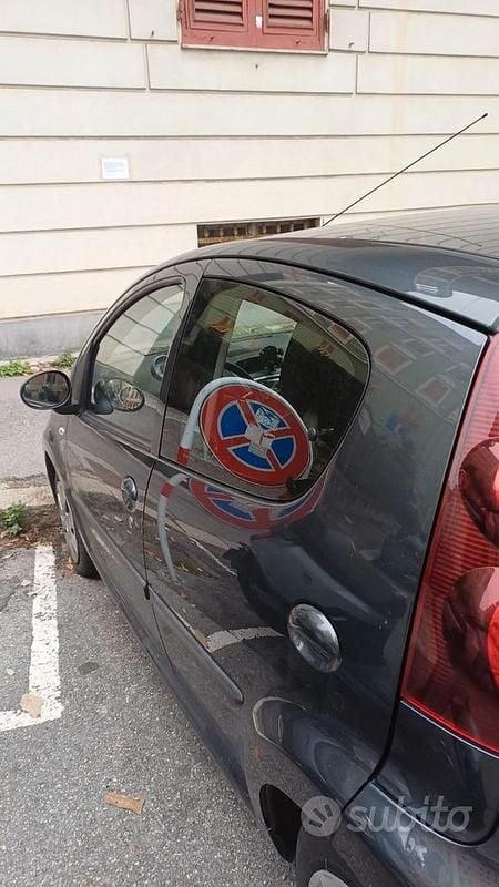 Usata Peugeot 107 Allure 68 CV (50 kW) 2012 Grigio Utilitaria