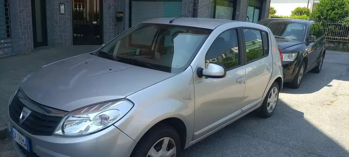 Usata Dacia Sandero Lauréate 75 CV (55 kW) 2009 Grigio Berlina