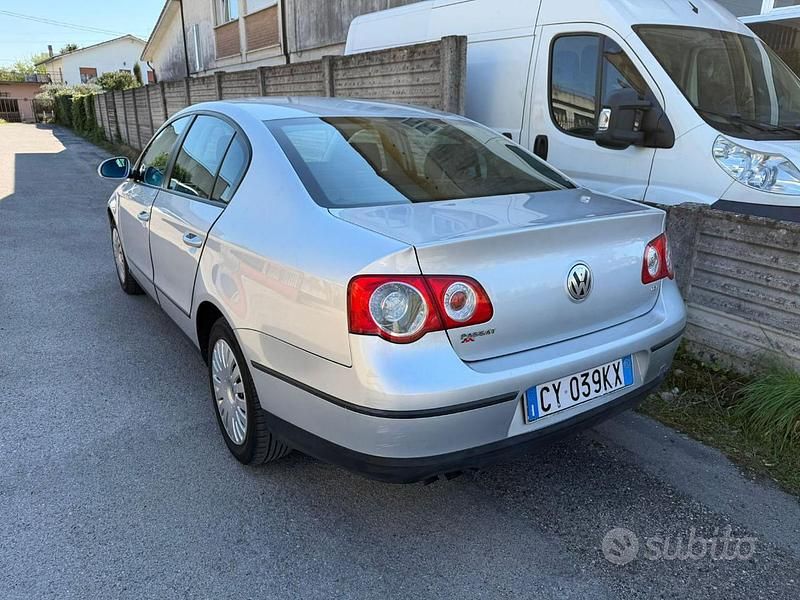 Usata VW Passat Comfortline 105 CV (77 kW) 2005 Grigio Berlina