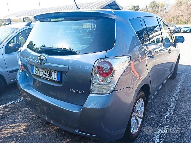 Usata Toyota Verso Style 126 CV (92 kW) 2012 Grigio Monovolume