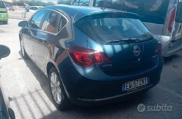 Usata Opel Astra Cosmo 110 CV (80 kW) 2014 Blu Berlina