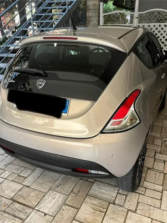 Usata Lancia Ypsilon 80 CV (58 kW) 2015 Marrone Utilitaria