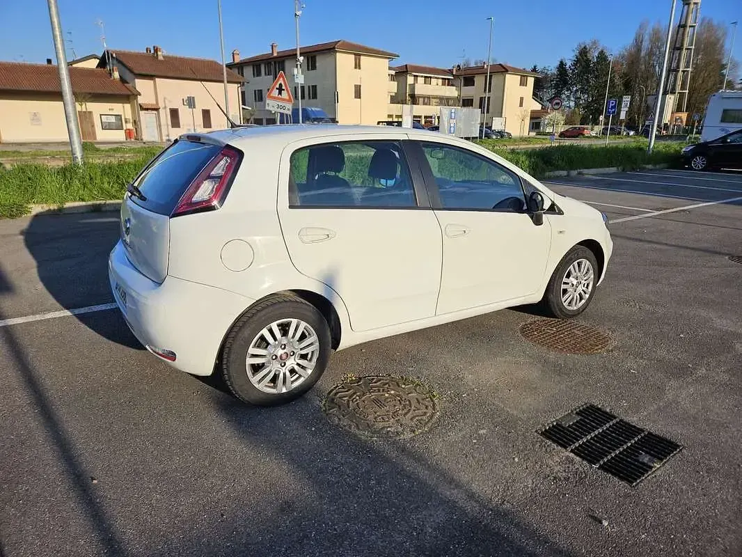 Usata Fiat Grande Punto 77 CV (56 kW) 2012 Bianco Utilitaria