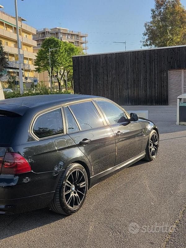 Usata BMW 318 Efficient Dynamics 144 CV (105 kW) 2010 Nero Station wagon