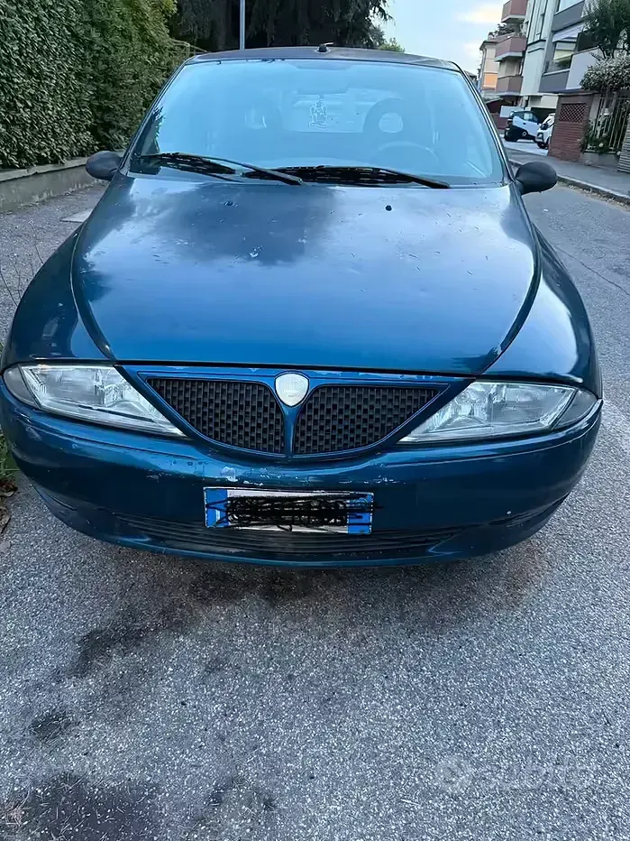 Usata Lancia Ypsilon 60 CV (44 kW) 2003 Bluazzurro Utilitaria