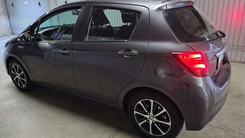 Usata Toyota Yaris Hybrid Active 75 CV (55 kW) 2015 Grigio Berlina
