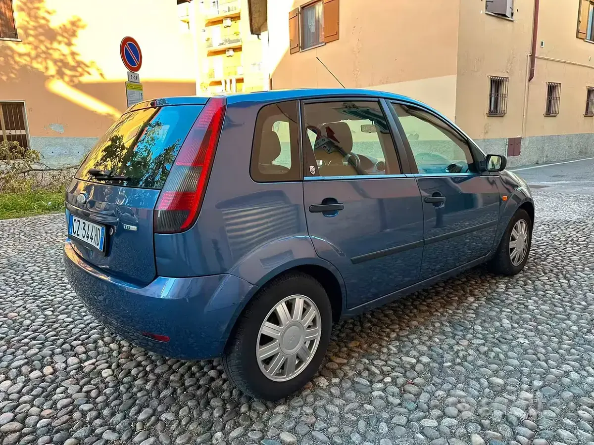 Usata Ford Fiesta 68 CV (50 kW) 2006 Grigio Utilitaria